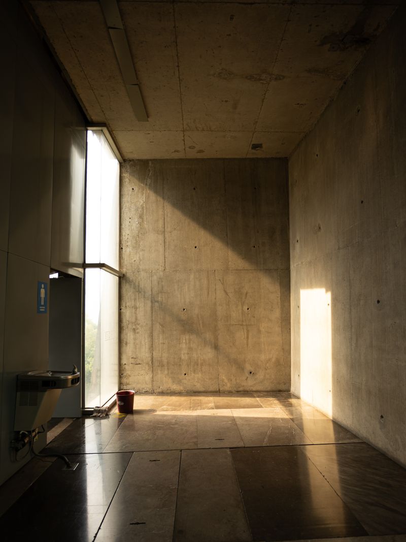 Espacio de hormigón con luz natural