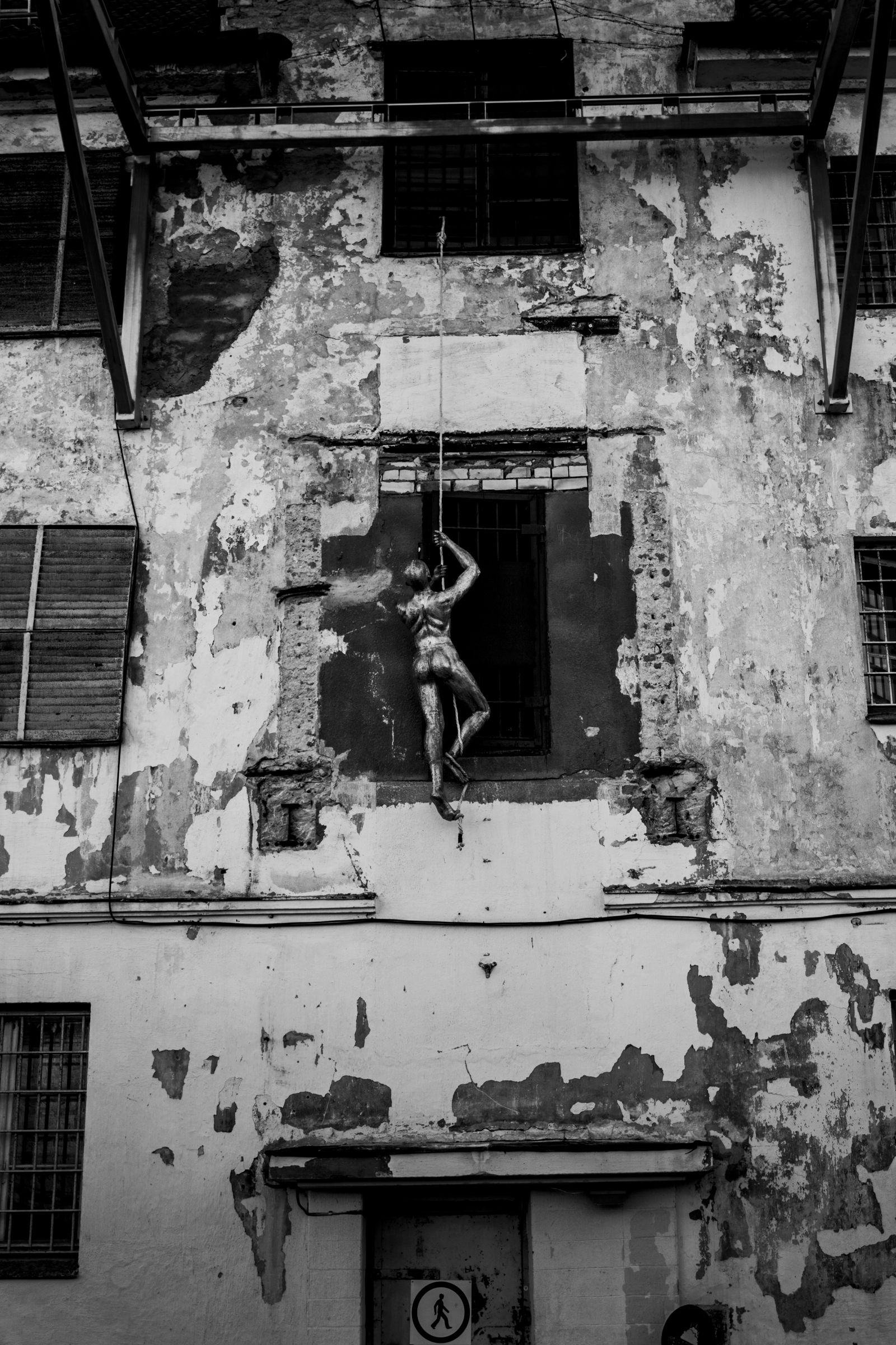 Antes: fachada deteriorada